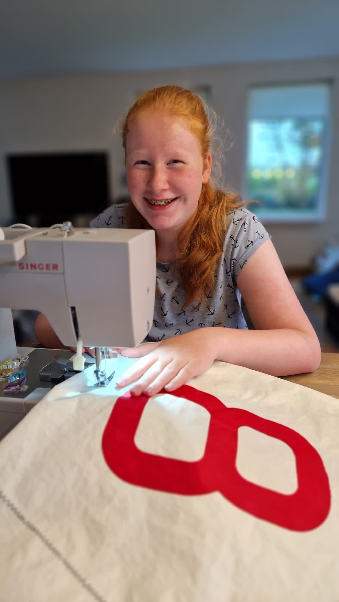 Nynthe achter de naaimachine