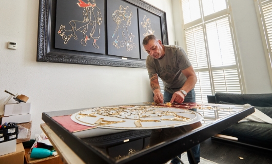 Tonny maakt schilderij