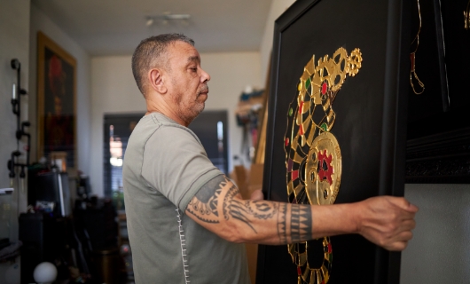 Tonny hangt schilderij op