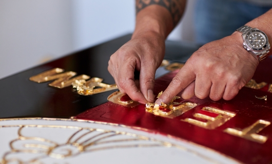 Handen werken aan kunstwerk