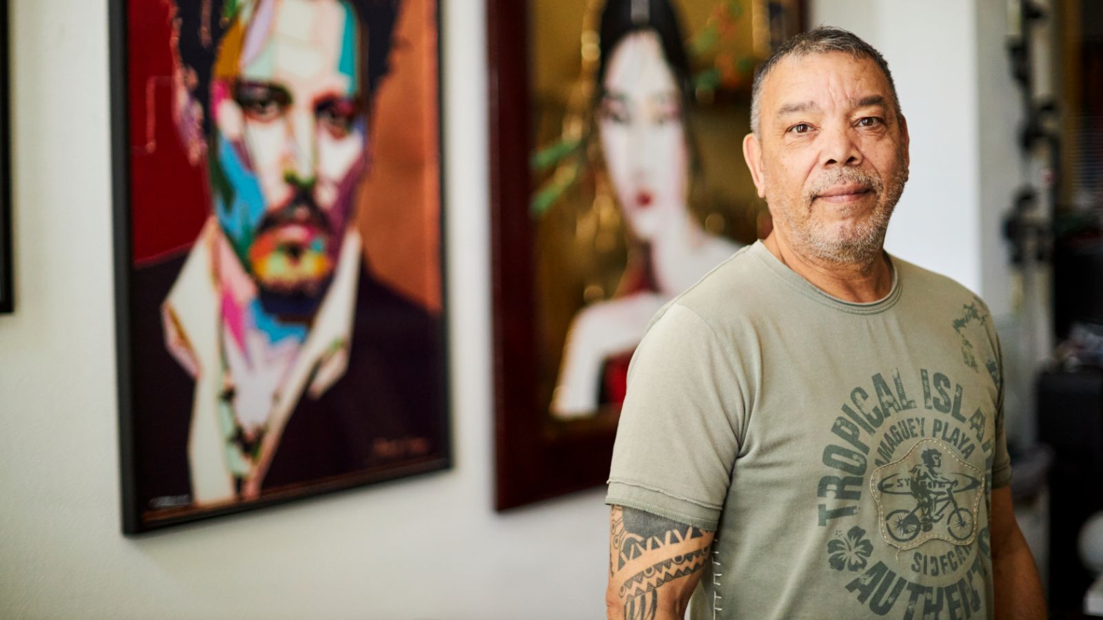 Tonny staat voor twee schilderijen