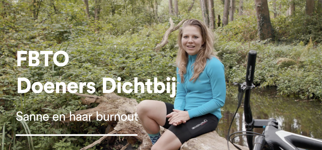 Sanne zit op een boomstam