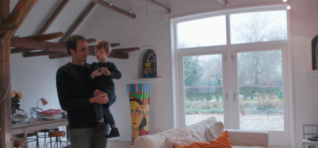 Sjoerd met zijn zoon op de arm