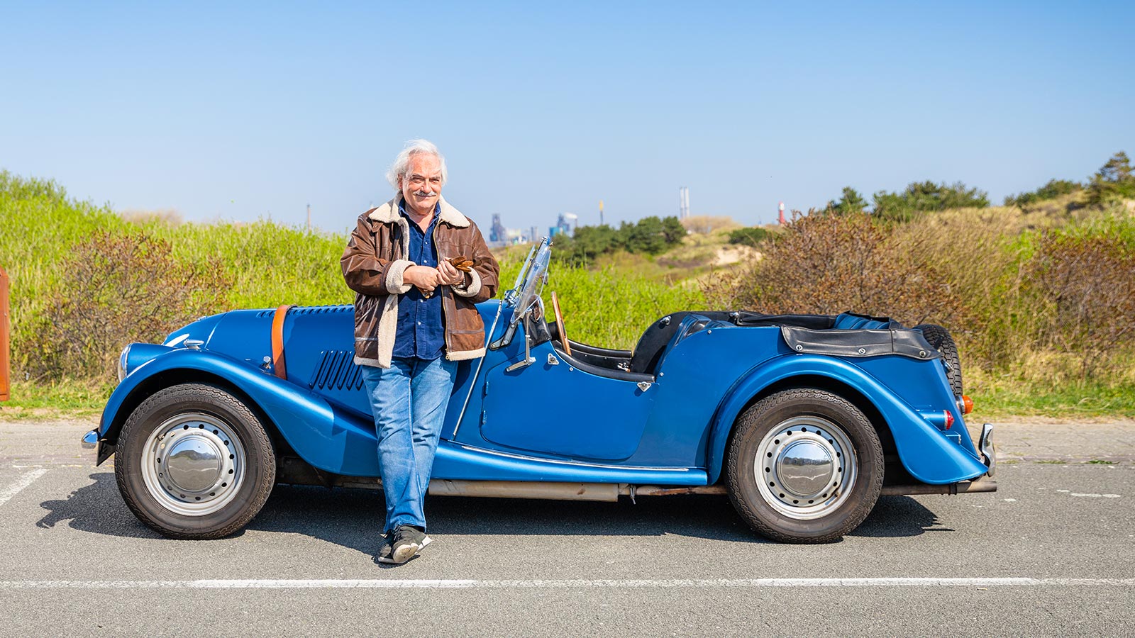 Claude in zijn sportauto